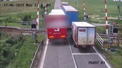Kamion předjižděl na železničním přejezdu