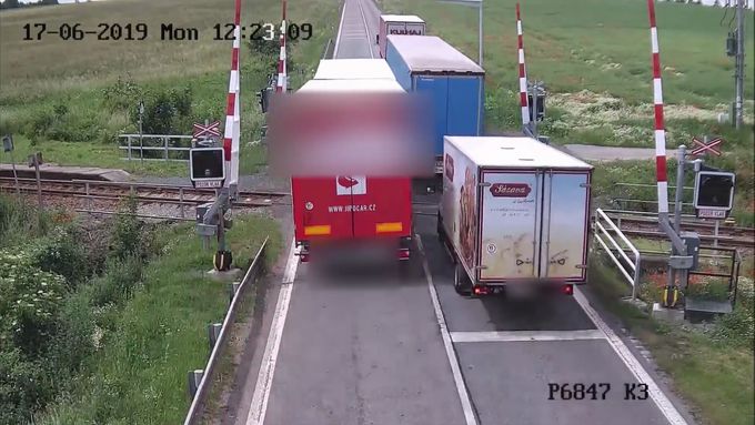 Kamion předjížděl na železničním přejezdu