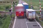 Video: Řidič kamionu předjížděl na železničním přejezdu. Způsobil nehodu a ujel