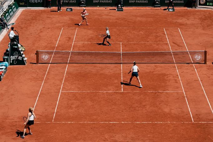 Barbora Krejčíková, Kateřina Siniaková - Iga Šwiateková, Bethanie Matteková-Sandsová ve finále French Open 2021