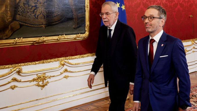 Rakouský prezident Alexander Van der Bellen (v pozadí) na setkání s Herbertem Kicklem, kterého pověřil sestavením vlády.