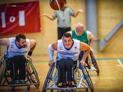 Čeští basketbalisté na vozíku otevřeli mistrovství Evropy v Brně vítězstvím nad Irskem a uzavřeli druhým místem po souboji s Belgií.