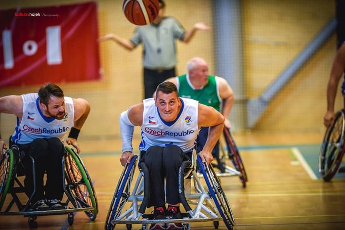 Čeští basketbalisté na vozíku otevřeli mistrovství Evropy v Brně vítězstvím nad Irskem a uzavřeli druhým místem po souboji s Belgií.