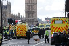 Reakce Britů na útok: Nebojíme se. Teror nevyhraje. V Česku teroristé už vyhráli