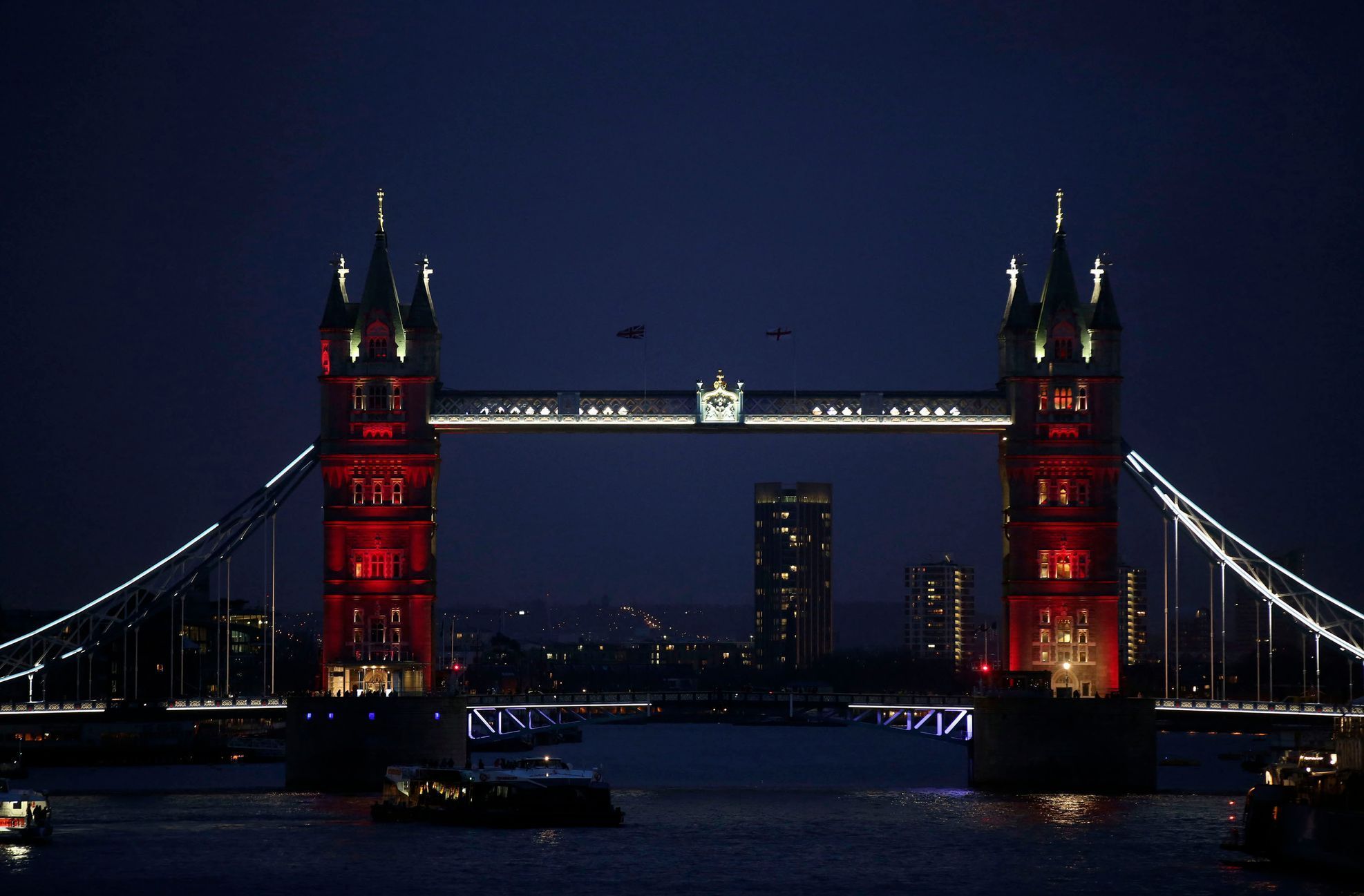 Tower Bridge v Londýně na protest proti terorismu ve francouzských národních barvách