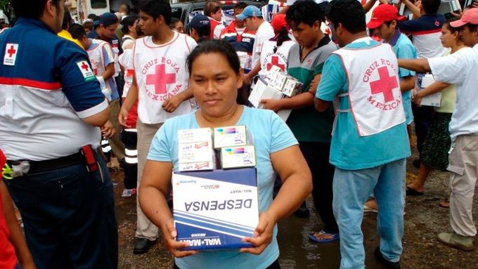 Mexický Červený kříž při distribuci potravinových balíčků