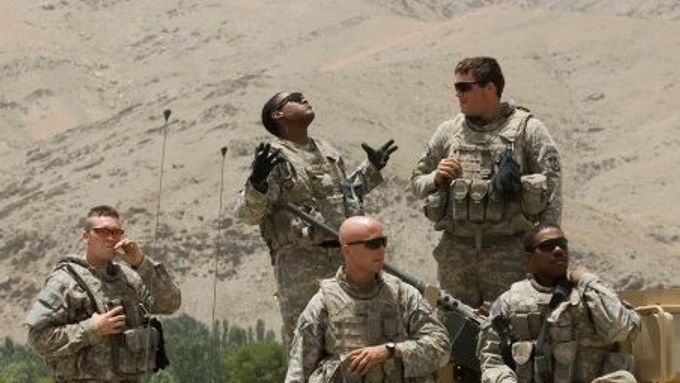 Vojáci USA kouří na bojovém stanovišti v afghánské provincii Vardak.