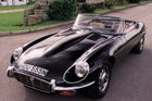 Jaguar E-Type (1961) - Všichni se shodnou. Tohle je jedno z nejkrásnějších aut historie. Poprvé bylo vidět právě v Ženevě.