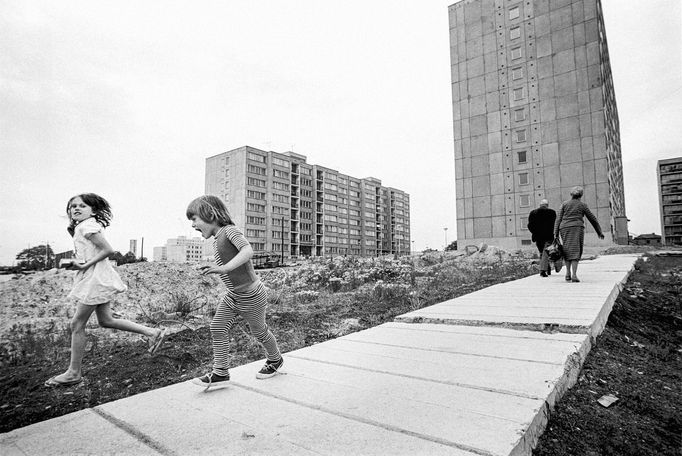 Jedinečné retro. Fotografie Jaromíra Čejky ukazují dávný život na sídlišti v Praze