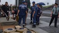 Miny z povstaleckých zásob ukořistěné ukrajinskou armádou minulý rok ve Slavjansku. V popředí trojice min MON-100, za ní protitankové TM-62M.