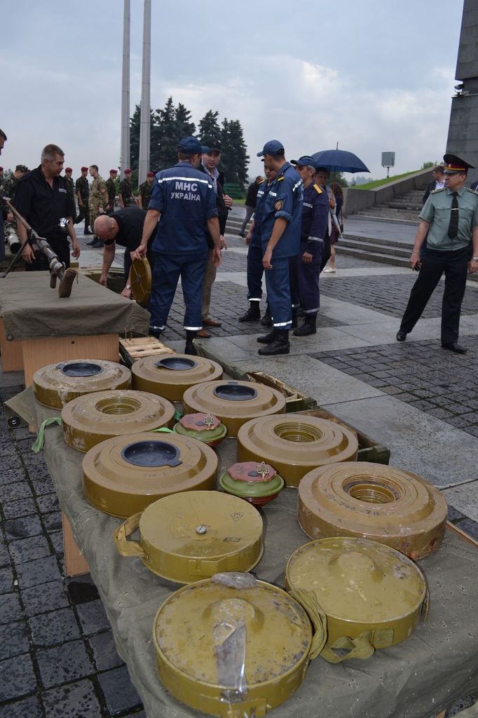 Miny z povstaleckých zásob ukořistěné ukrajinskou armádou minulý rok ve Slavjansku. V popředí trojice min MON-100, za ní protitankové TM-62M.