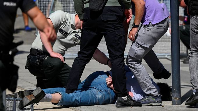 Foto: Zadržený muž v košili, rychlý odjezd s ochrankou. Takto vypadal útok na Fica