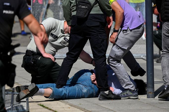 Údajný útočník na Roberta Fica byl zatčen. Policie uzavřela okolí a evakuovala kulturní dům v Handlové. O bezpečnost ostatních členů vlády se postarala ochranka.