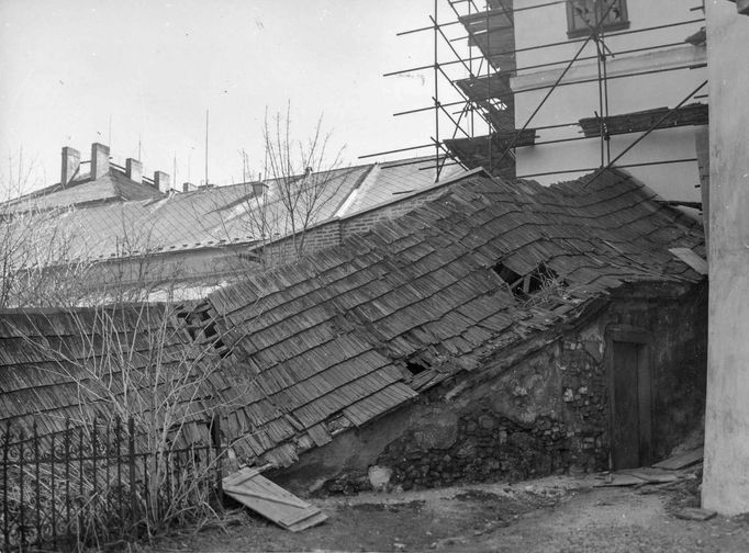 Na svém konci kryté schodiště ústilo do areálu Svatá Hora. Poutníky chránilo před deštěm. Snímek z roku 1976