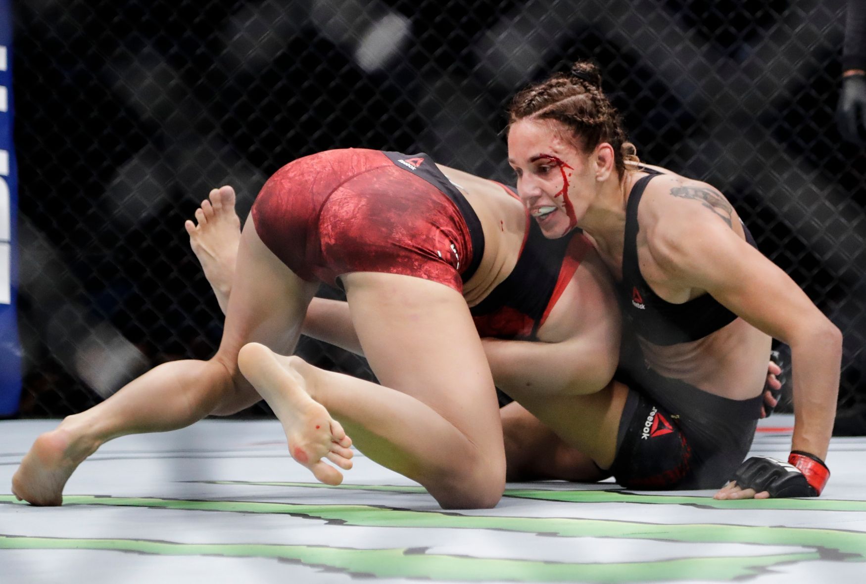 Lucie Pudilová v zápase UFC proti Antonině Ševčenkové (2019)