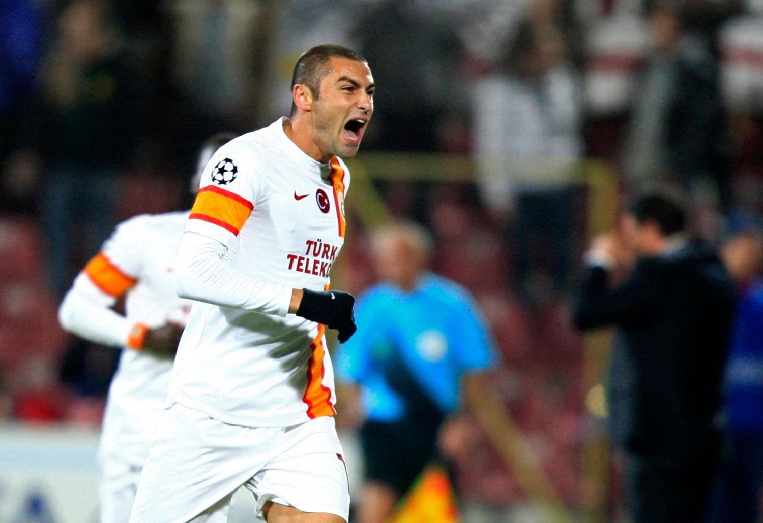 Fotbalista Galataseraye Burak Yilmaz slaví gól v utkání proti CFR Kluž v Lize mistrů 2012/13.
