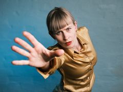 Jenny Hval. Její příjmení v překladu znamená velryba.