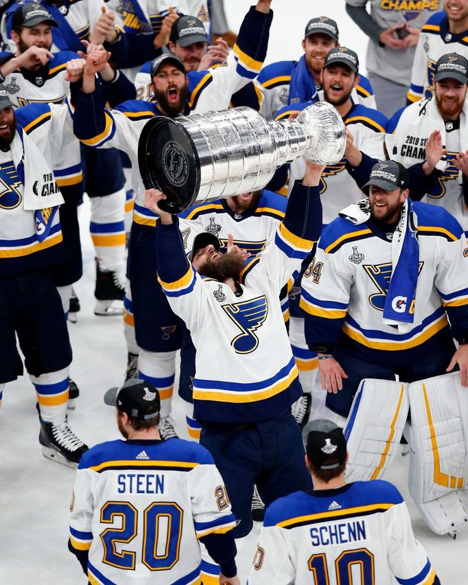 7. finále NHL 2018/19, Boston - St. Louis: Chris Thorburn oslavuje zisk Stanley Cupu.