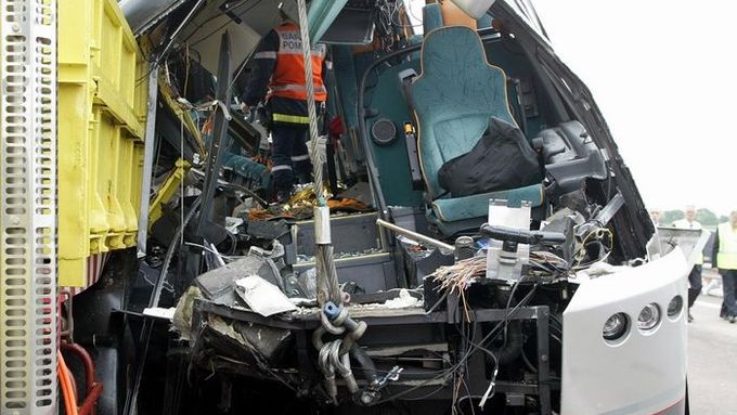 Na konci minulého týdne havaroval nedaleko Thillois ve Francii lucemburský autobus (na snímku). Zahynuli nejméně dva lidé