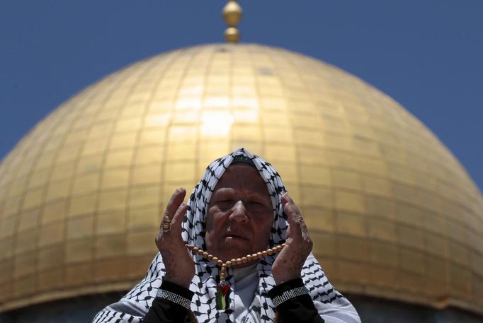 Palestinský muslim se modlí před Omarovou mešitou v Jeruzalémě.