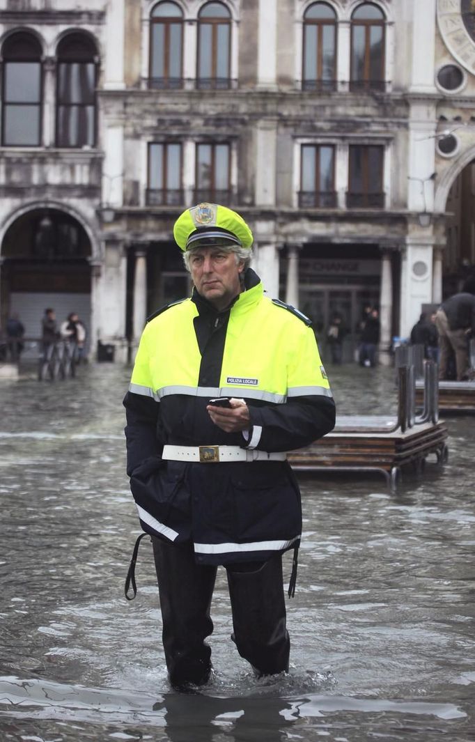 A local police official patrol at the flooded St. Mark square during a period of seasonal high water in Venice November 1, 2012. The water level in the canal city rose to 140 cm (55 inches) above normal, according to the monitoring institute. REUTERS/Manuel Silvestri (ITALY - Tags: ENVIRONMENT SOCIETY) Published: Lis. 1, 2012, 1:21 odp.