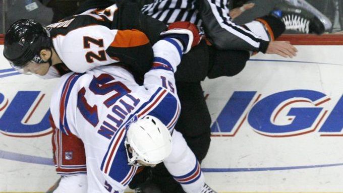 Střety, pády a zranění v NHL