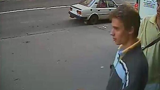 Dvojici podezřelých mladíků zachytila bezpečnostní kamera.