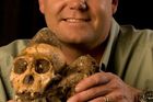 Na snímku jeden z hlavních aktérů, paleoantropolog profesor Lee Berger s lebkou A. sediba.