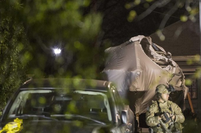 Policejní důstojník u loďky na 67 Franklin Street, kde byl Džochar Carnajev dopaden.