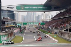 F1 v Číně živě: Mercedes ovládl závod číslo 1000, Ferrari bojovalo s Verstappenem