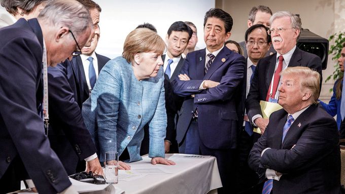 Ikonický snímek roku 2018. Americký prezident Donald Trump se světovými lídry na summitu G7.