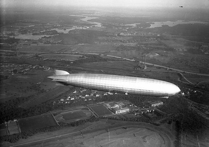 Před 90. lety absolvovala svůj první let německá vzducholoď LZ 127 Graf Zeppelin (18. 9. 1928), která byla následně uvedena do oficiálního provozu 11. října téhož roku.