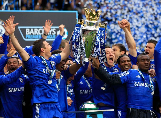 A je to tady. Fotbalisté Chelsea se radují společně s pohárem pro mistry Premier League. Chelsea jej získala potřetí v historii, anglickou ligu vyhráli počtvrté.