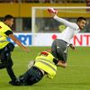 V přátelském zápase Rakousko - Turecko vniknul na hrací plochu fanoušek