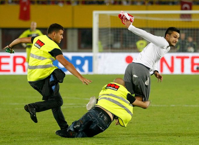 V přátelském zápase Rakousko - Turecko vniknul na hrací plochu fanoušek