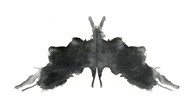 Pátá karta obsažená v Rorschachově psychologickém testu. Psycholog při něm analyzuje pacientovo vnímání a reakce na sérii obrázků abstraktních inkoustových skvrn.
