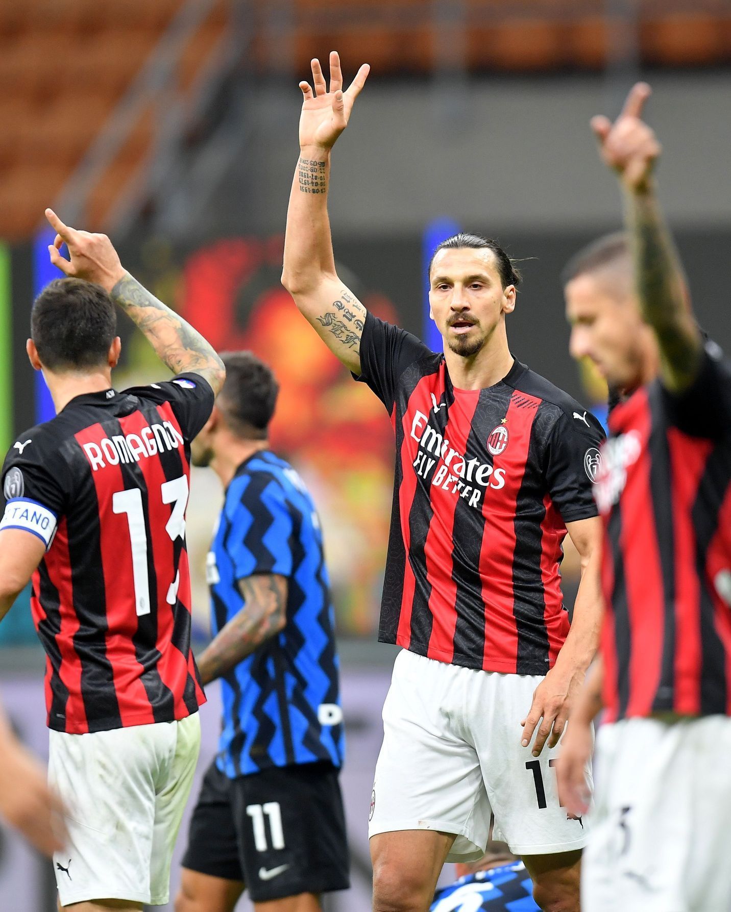 Zlatan Ibrahimovic z AC Milán /uprostřed) slaví vítězství v derby nad Interem
