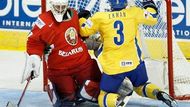 Soubojů bylo opravdu hodně. Nils Ekman si dovolil atakovat Vitalyho Kovala, brankáře Běloruska