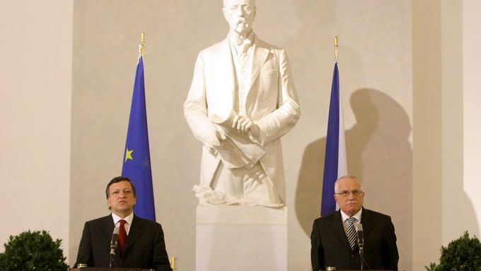 When visiting Prague, José Manuel Barroso recommended the Czech Republic to arpprove the Lisbon Treaty.