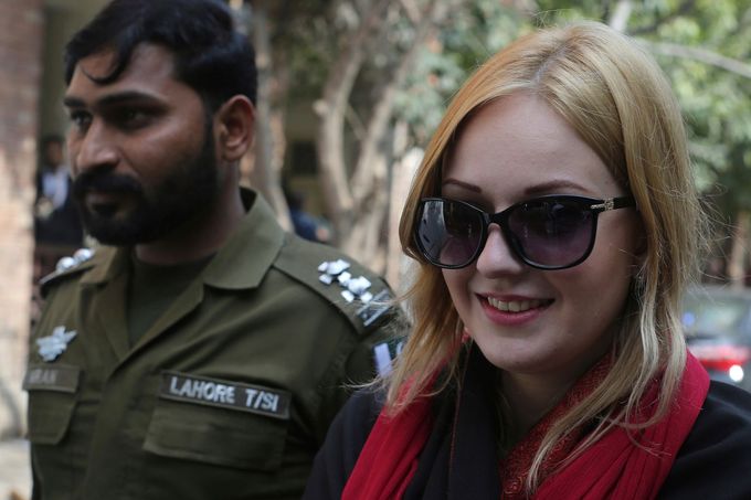 Tereza Hlůšková cestou k soudu v Pákistánu.