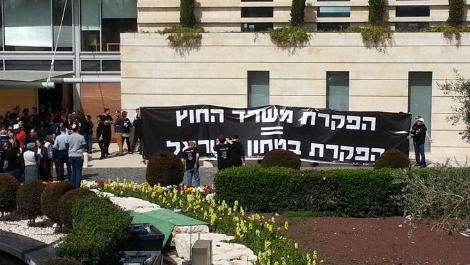 Zaměstnanci izraelského ministerstva zahraničí protestují před ministerstvem financí.