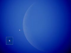 Astronomickou fotografií měsíce června se stal snímek zachycující zákryt Venuše Měsícem.