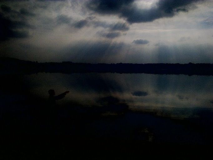 Troubecké jezero - kluk chytající ryby.