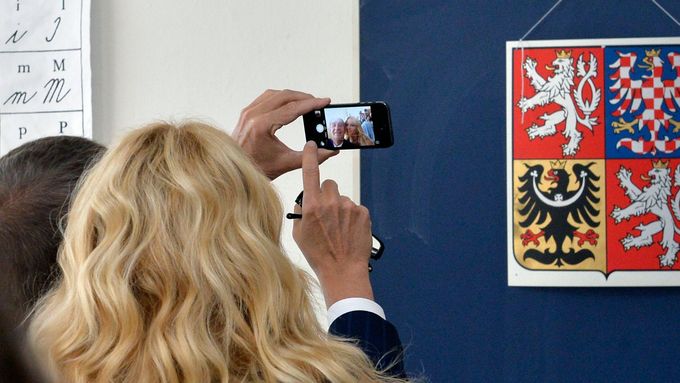 Ikonickou kulturu ovládá perfektně. (Andrej Babiš a Monika Babišová si pořizují selfie u voleb do Evropského parlamentu, květen 2014.)