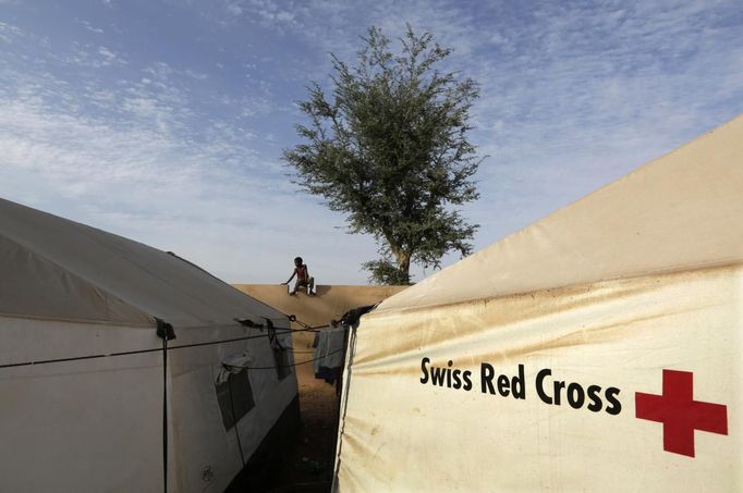 A child sits on a wall in a refugee camp in Sevare January 26, 2013. REUTERS/Eric Gaillard (MALI - Tags: CIVIL UNREST CONFLICT POLITICS) Published: Led. 26, 2013, 6:23 odp.