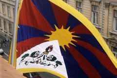 Tibetské vlajky vlají, Čína protestuje