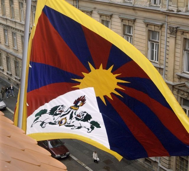 Tibetská vlajka vyvěšená na budově krajského úřadu v Plzni