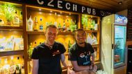 "Přesto nás odchody kamarádů, pokaždé zasáhnou - syrově, nespravedlivě" shodují se oba.