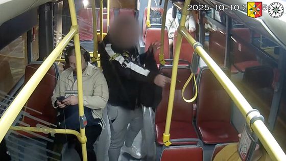 Policie, Praha, agresor, muž, pistole, zbraň, autobus