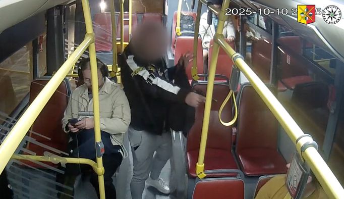 Muž vytáhl v autobusu zbraň a ohrožoval cestující. Incident zachytilo video.